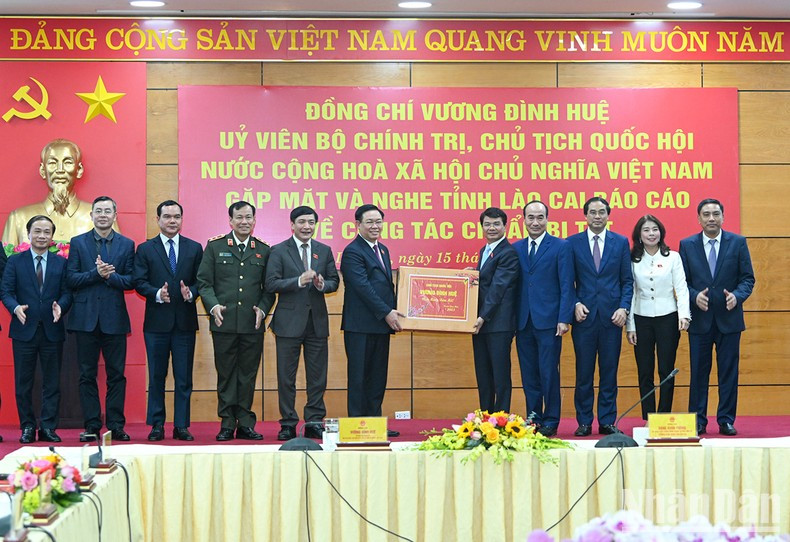 Dinh Hue entrega regalos del Tet a la provincia de Lao Cai.