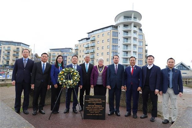 Representantes de la Embajada de Vietnam en el Reino Unido y las delegaciones vietnamitas depositan flores en la primera piedra del monumento al Presidente Ho Chi Minh. Representantes de la Embajada de Vietnam en el Reino Unido y las delegaciones vietnamitas depositan flores en la primera piedra del monumento al Presidente Ho Chi Minh.