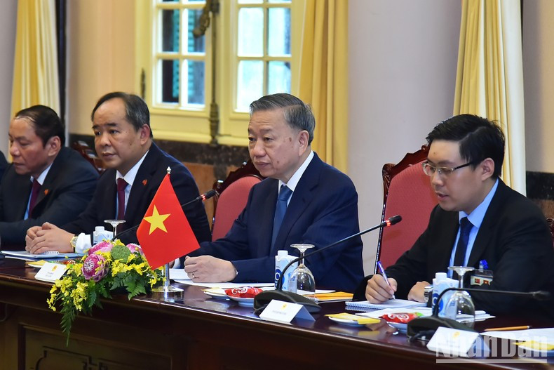 To Lam habla en la cita. To Lam habla en la cita.