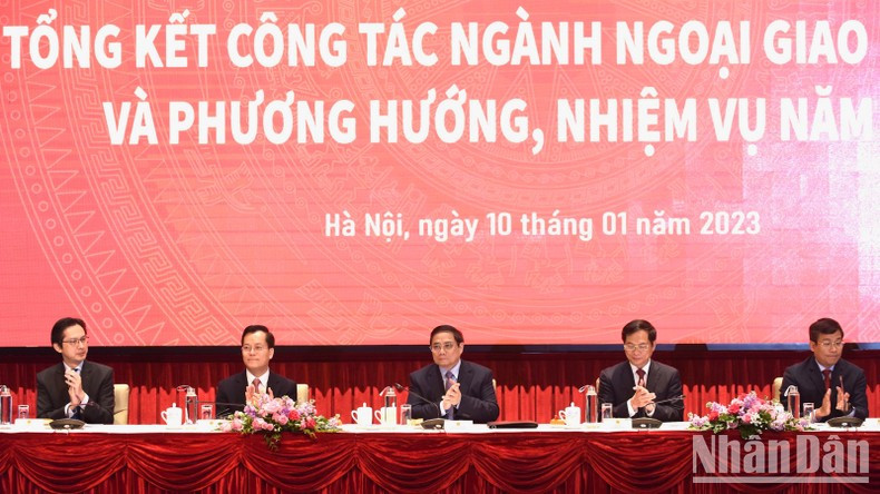 El primer ministro Pham Minh Chinh, el canciller Bui Thanh Son y los viceministros de Relaciones Exteriores presiden el evento. El primer ministro Pham Minh Chinh, el canciller Bui Thanh Son y los viceministros de Relaciones Exteriores presiden el evento.