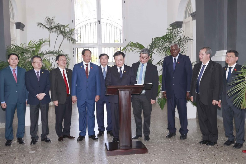 El presidente parlamentario vietnamita, Vuong Dinh Hue, escribe en el libro de visitas. El presidente parlamentario vietnamita, Vuong Dinh Hue, escribe en el libro de visitas.