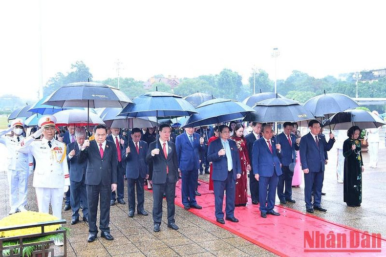 El presidente Nguyen Xuan Phuc, el primer ministro Pham Minh Chinh y el titular del Parlamento Vuong Dinh Hue, otros líderes del Partido y el Estado y los diputados expresan su gratitud al espetable líder del pueblo. El presidente Nguyen Xuan Phuc, el primer ministro Pham Minh Chinh y el titular del Parlamento Vuong Dinh Hue, otros líderes del Partido y el Estado y los diputados expresan su gratitud al espetable líder del pueblo.