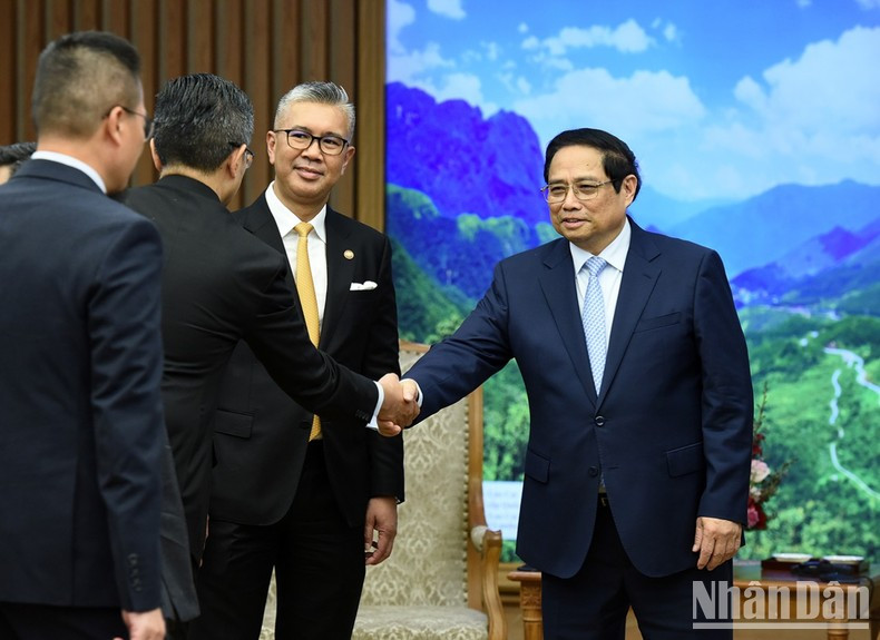 Minh Chinh da la bienvenida a la delegación de Malasia.