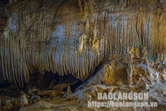 Los pisos inferiores son más pequeños, el techo es bajo y los caminos son estrechos, en varias secciones hay que doblarse para pasar.