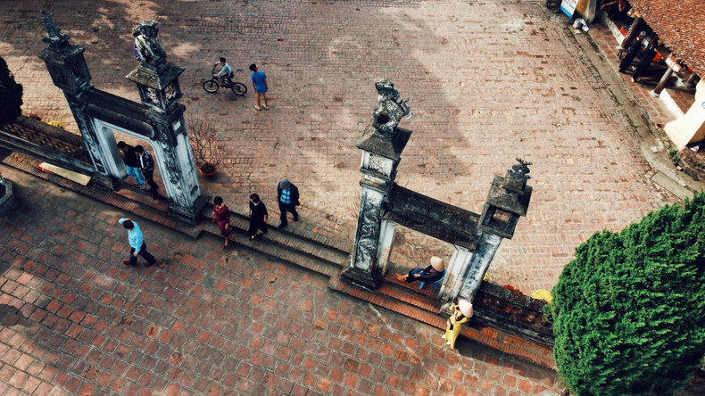 La belleza de la antigua casa comunal atrae a numerosos visitantes.