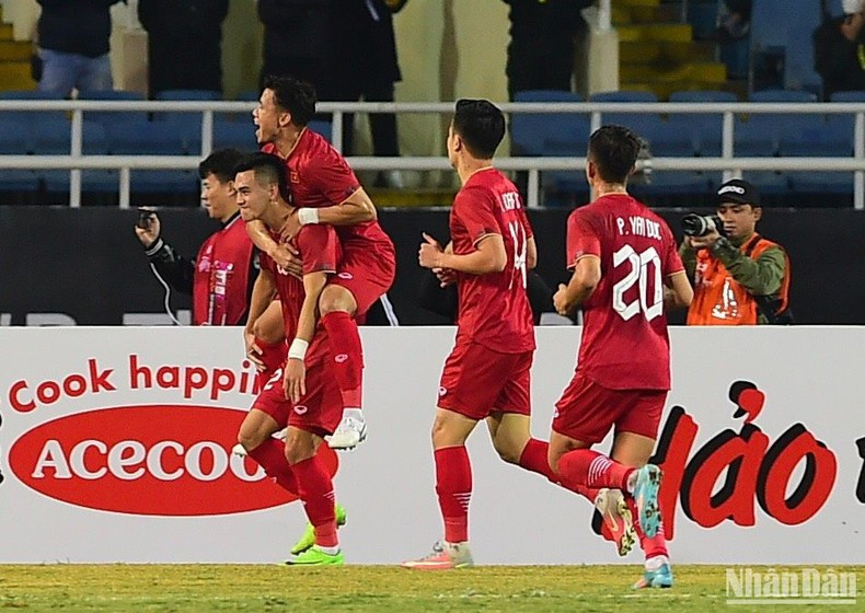 Los jugadores vietnamitas celebran un gol.