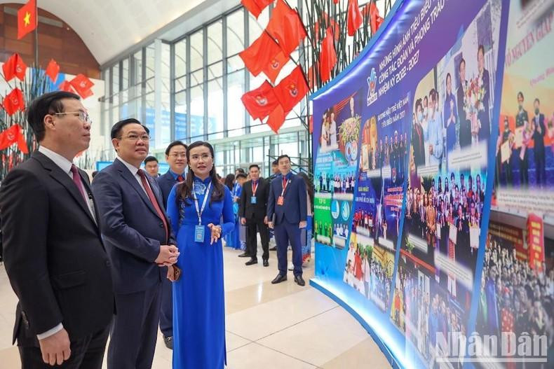 El presidente de la Asamblea Nacional, Vuong Dinh Hue, y el miembro permanente del Secretariado del Comité Central del PCV, Vo Van Thuong, visitan una exposición celebrada en el marco del congreso.
