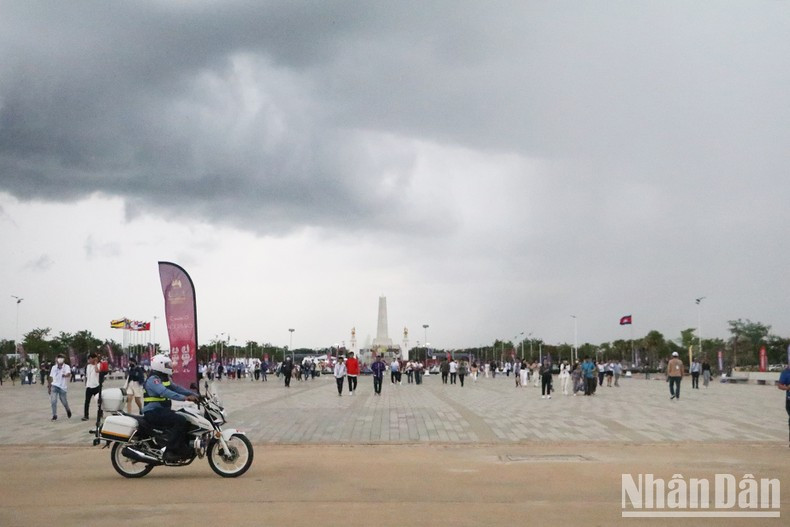 Miles de personas acuden al Estadio Nacional Morodok Techo para asistir al evento. Miles de personas acuden al Estadio Nacional Morodok Techo para asistir al evento.