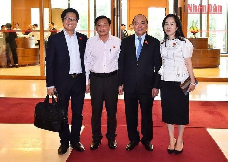 El presidente Nguyen Xuan Phuc, con otros delegados en la reunión.