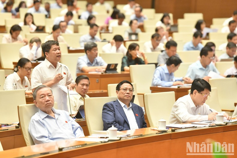 El presidente To Lam, el primer ministro Pham Minh Chinh y el miembro permanente del Secretariado del Comité Central del Partido Comunista de Vietnam, Luong Cuong, en el debate.