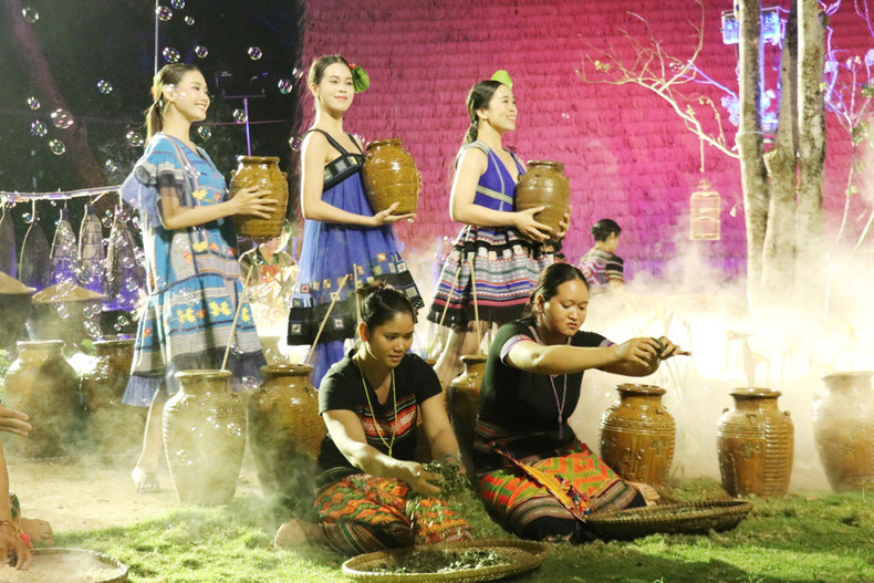 Los vibrantes trajes de brocado, tejidos a mano por el pueblo Stieng, fueron presentados por primera vez en una pasarela de moda profesional, gracias al trabajo de la diseñadora Minh Hanh.