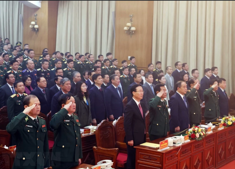 El presidente Vo Van Thuong y los delegados saludan a la bandera nacional. El presidente Vo Van Thuong y los delegados saludan a la bandera nacional.