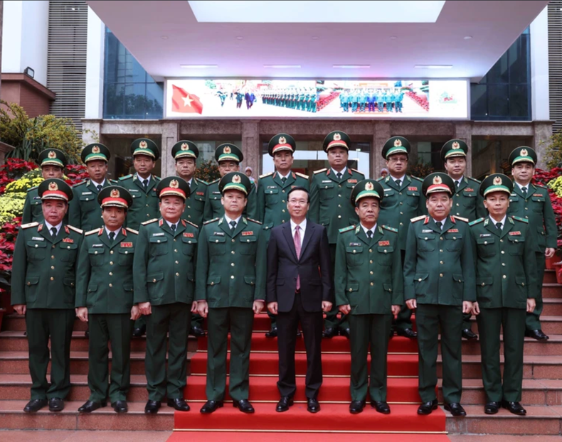 El presidente Vo Van Thuong con oficiales del Ministerio de Defensa y del Alto Mando de la Guardia Fronteriza. El presidente Vo Van Thuong con oficiales del Ministerio de Defensa y del Alto Mando de la Guardia Fronteriza.