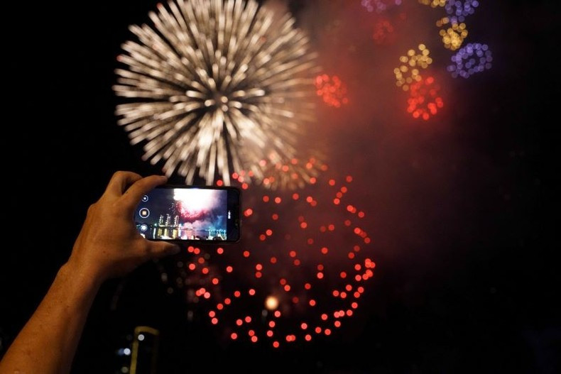 Momento en que los fuegos artificiales iluminaron el cielo de Ciudad Ho Chi Minh.