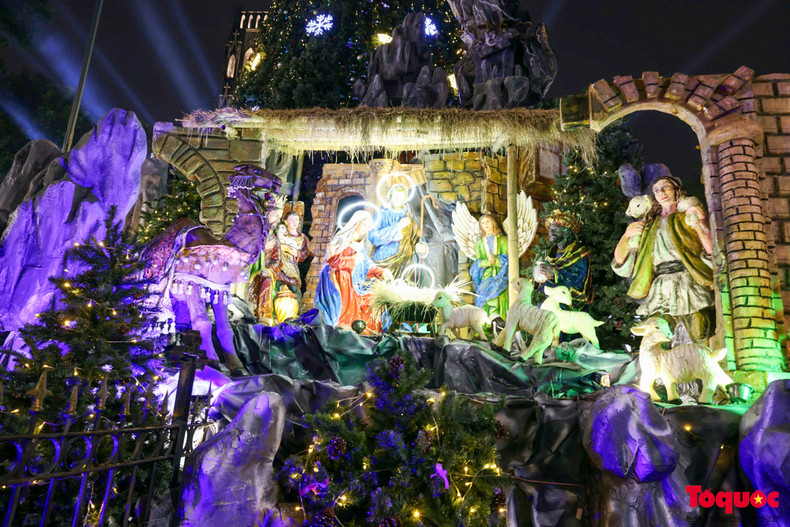 Con motivo de la Navidad de 2024, la catedral ha instalado un gran abeto frente a ella con un belén brillante. Con motivo de la Navidad de 2024, la catedral ha instalado un gran abeto frente a ella con un belén brillante.