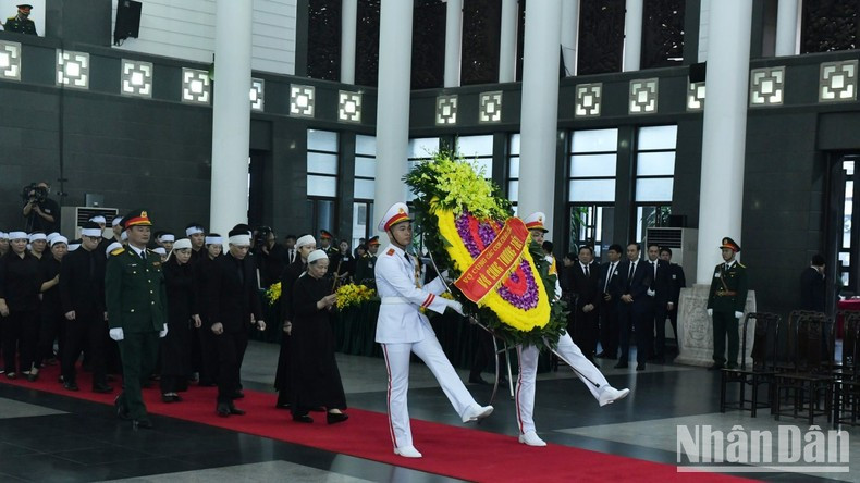 La familia del secretario general del PCV, Nguyen Phu Trong, en la ceremonia. La familia del secretario general del PCV, Nguyen Phu Trong, en la ceremonia.