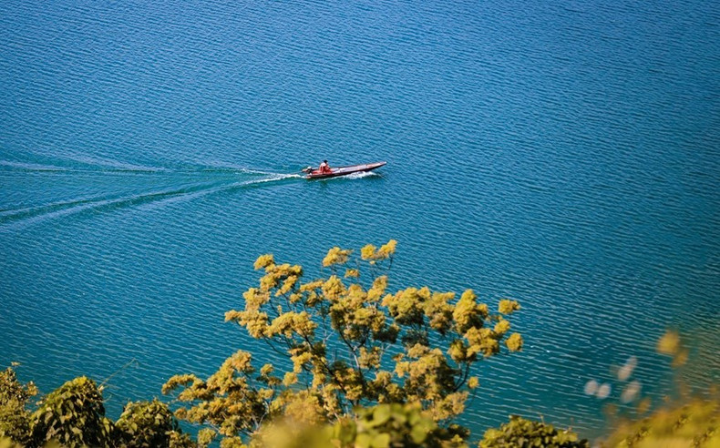 Lago Hoa Binh en una tranquila tarde de otoño. Lago Hoa Binh en una tranquila tarde de otoño.