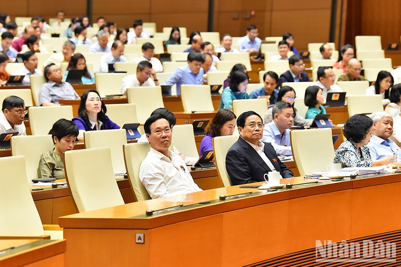 El presidente Vo Van Thuong, el primer ministro Pham Minh Chinh, otros dirigentes del Partido y el Estado y los diputados asistentes a la cita.