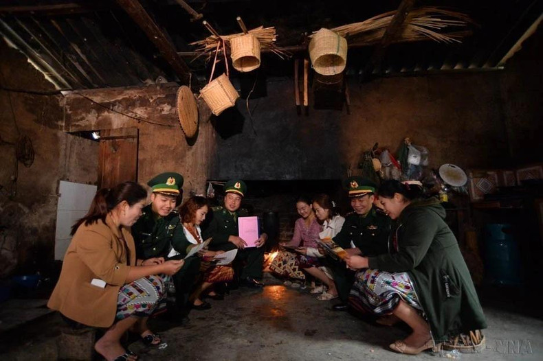 Oficiales de la estación de guardia fronteriza de Pa Thom propagan las directrices del Partido y las políticas del Estado en la aldea de Pa Xa Lao, comuna fronteriza de Pa Thom, distrito de Dien Bien.