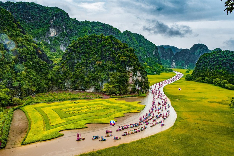 Procesión de botes dragón en el río Ngo Dong en el festival de Tam Coc. Procesión de botes dragón en el río Ngo Dong en el festival de Tam Coc.