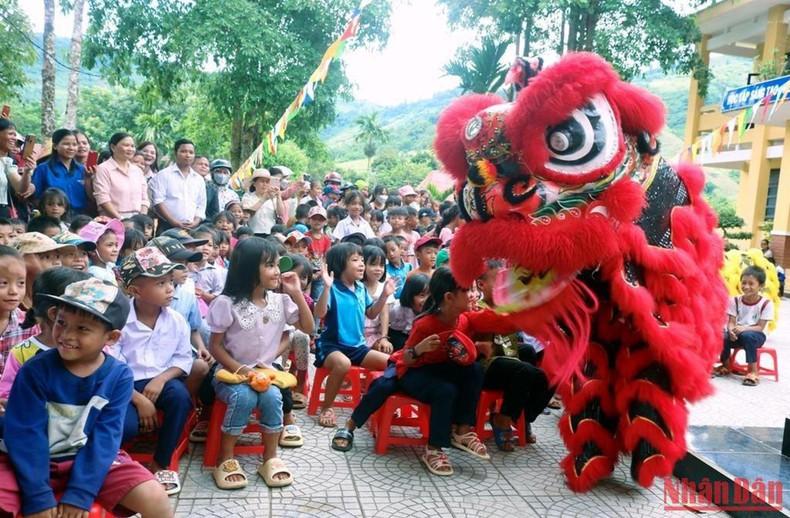 El programa Festival del Medio Otoño en la Frontera fue preparado cuidadosamente y constó de diversas actividades especiales. El programa Festival del Medio Otoño en la Frontera fue preparado cuidadosamente y constó de diversas actividades especiales.