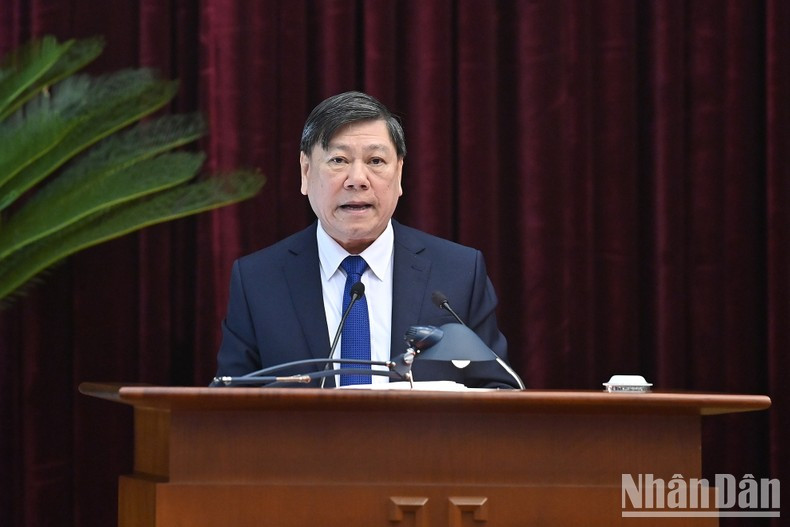 Tran Van Ron, miembro del Comité Central del PCV, subjefe permanente de su Comisión de Control Disciplinario, presenta un informe en la cita. Tran Van Ron, miembro del Comité Central del PCV, subjefe permanente de su Comisión de Control Disciplinario, presenta un informe en la cita.