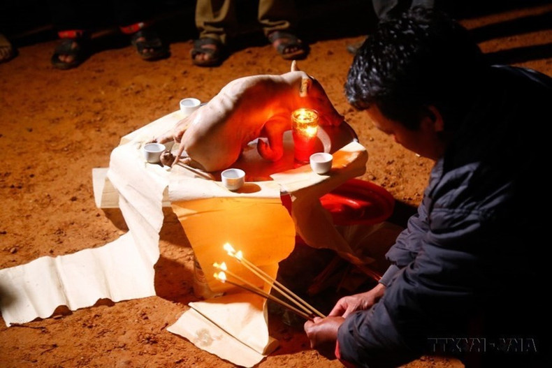 El festival de la danza del fuego se celebra todos los años después de la cosecha.
