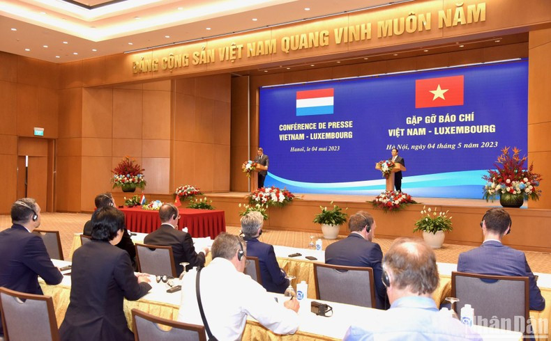 Ambos premieres presiden una conferencia de prensa.