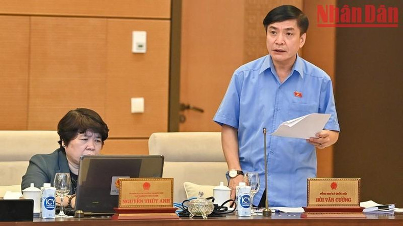 El secretario general y jefe de la Oficina Parlamentaria, Bui Van Cuong, pronuncia el discurso de apertura. El secretario general y jefe de la Oficina Parlamentaria, Bui Van Cuong, pronuncia el discurso de apertura.