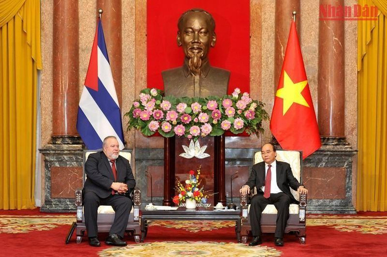 El presidente de Vietnam, Nguyen Xuan Phuc (derecha), recibe al primer ministro de Cuba, Manuel Marrero Cruz,
