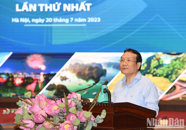 Habla Nguyen Hong Son, subjefe de la Comisión de Asuntos Económicos del Comité Central del Partido Comunista de Vietnam. Habla Nguyen Hong Son, subjefe de la Comisión de Asuntos Económicos del Comité Central del Partido Comunista de Vietnam.