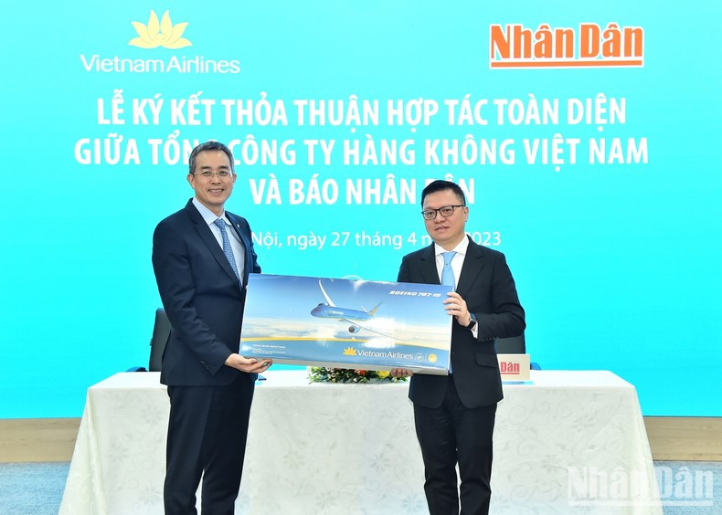 Ngoc Hoa entrega un obsequio al jefe de Nhan Dan, Le Quoc Minh. Ngoc Hoa entrega un obsequio al jefe de Nhan Dan, Le Quoc Minh.
