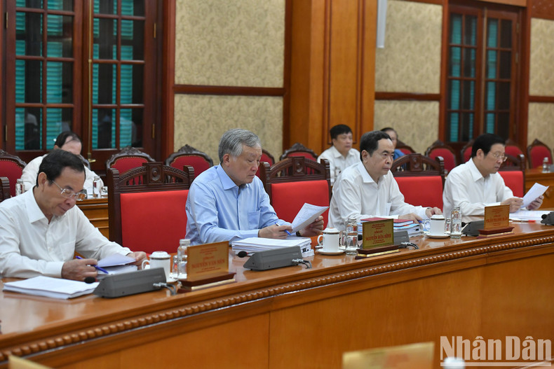 Asistentes a la reunión. Asistentes a la reunión.