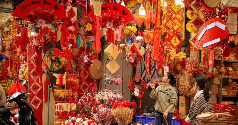La calle Hang Ma se prepara para celebrar el Año del dragón.