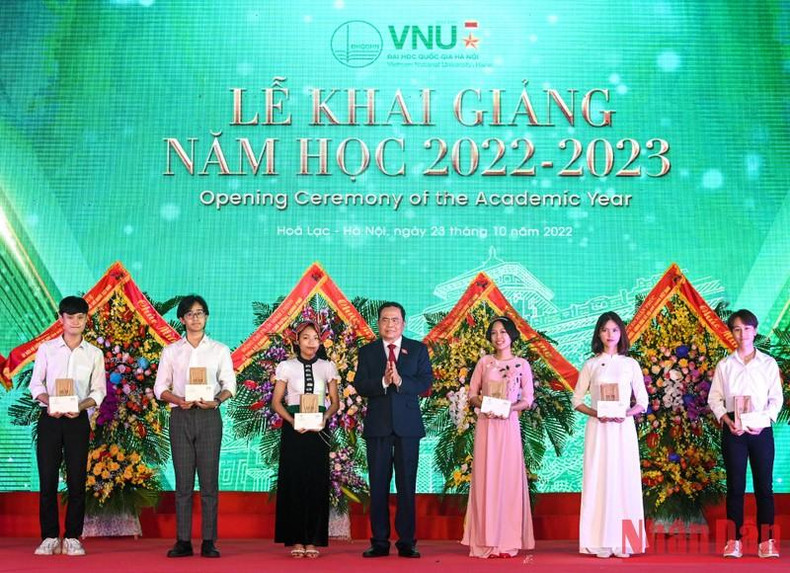 Thanh Man entrega obsequios a los nuevos estudiantes con mejores notas al ingresar a la Universidad Nacional de Hanói. Thanh Man entrega obsequios a los nuevos estudiantes con mejores notas al ingresar a la Universidad Nacional de Hanói.