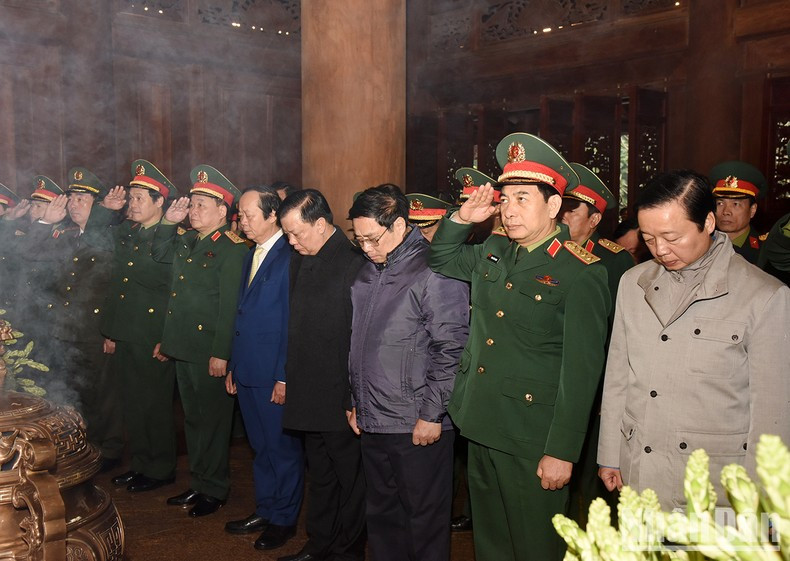 Minh Chinh rinde homenaje al Presidente Ho Chi Minh. Minh Chinh rinde homenaje al Presidente Ho Chi Minh.