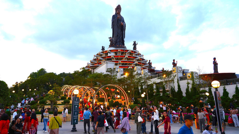 Con la continua mejora del paisaje y la renovación de sus productos turísticos, el Área Turística Nacional de la montaña Ba Den se ha convertido en un destino cultural que atrae a visitantes nacionales e internacionales. Con la continua mejora del paisaje y la renovación de sus productos turísticos, el Área Turística Nacional de la montaña Ba Den se ha convertido en un destino cultural que atrae a visitantes nacionales e internacionales.