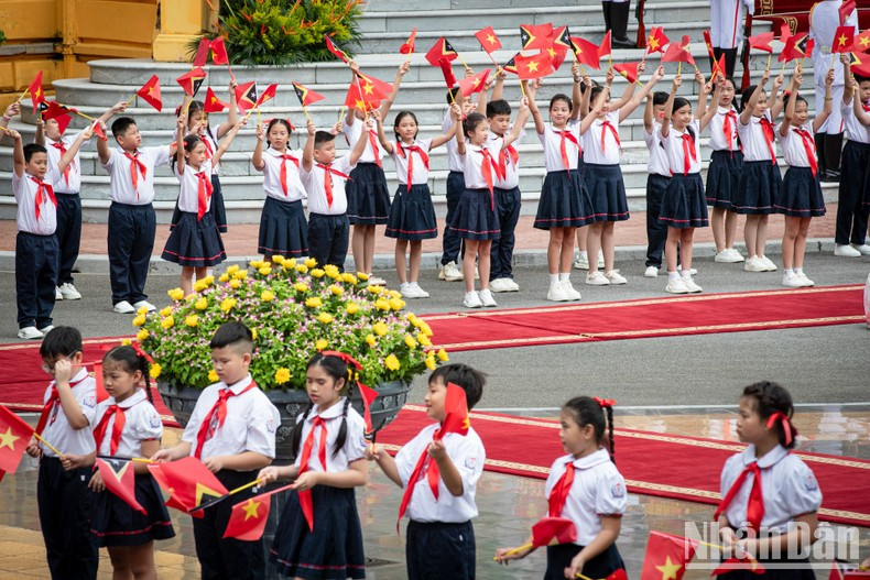 Niños capitalinos dan la bienvenida al mandatario timorense. Niños capitalinos dan la bienvenida al mandatario timorense.