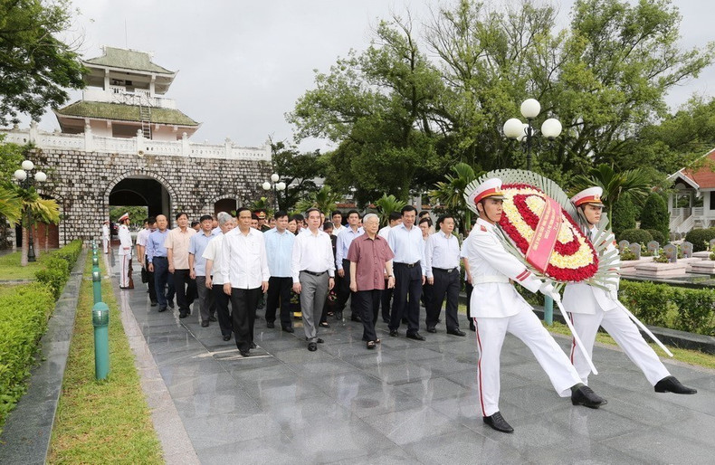 El dirigente rinde homenaje en el Cementerio de los Mártires de Dien Bien Phu, en la ciudad de Dien Bien, provincia homónima, el 16 de julio de 2016.