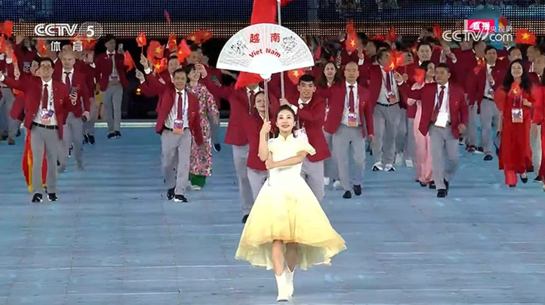 La delegación deportiva vietnamita desfila en el estadio.