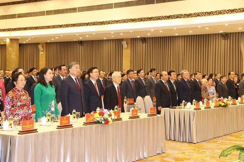 Los delegados saludan a la bandera nacional. Los delegados saludan a la bandera nacional.