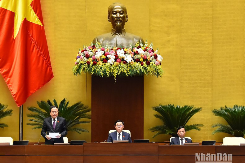 El vicepresidente permanente de la Asamblea Nacional, Tran Thanh Man, dirige la sesión.