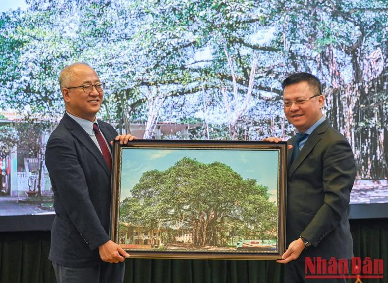 Quoc Minh entrega un regalo de recuerdo a Lee Hee Yong.