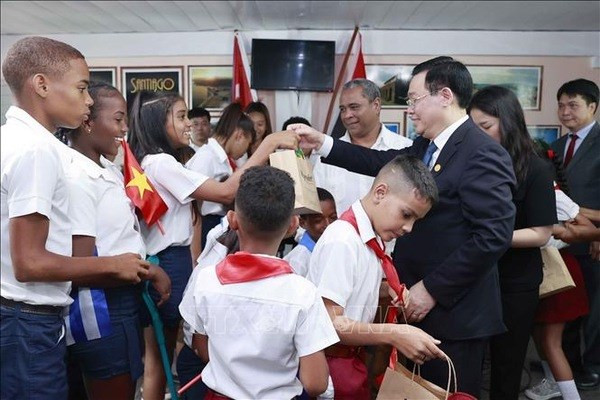 El presidente de la Asamblea Nacional de Vietnam, Vuong Dinh Hue, visitó la escuela especial Amistad Cuba-Vietnam. El presidente de la Asamblea Nacional de Vietnam, Vuong Dinh Hue, visitó la escuela especial Amistad Cuba-Vietnam.