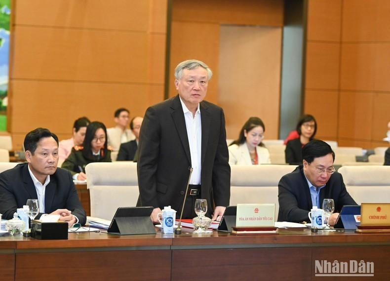 El presidente del Tribunal Popular Supremo, Nguyen Hoa Binh, habla en la sesión. El presidente del Tribunal Popular Supremo, Nguyen Hoa Binh, habla en la sesión.