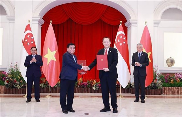 El primer ministro vietnamita, Pham Minh Chinh, y su homólogo singapurense, Lee Hsien Loong, presenciaron la firma de documentos de cooperación bilateral (Fotografía: VNA) El primer ministro vietnamita, Pham Minh Chinh, y su homólogo singapurense, Lee Hsien Loong, presenciaron la firma de documentos de cooperación bilateral (Fotografía: VNA)