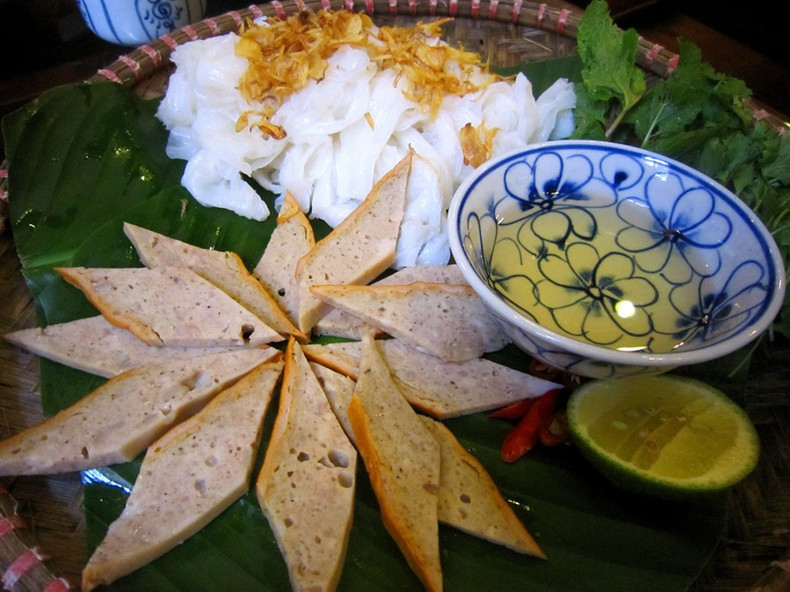Banh cuon Hanoi se dividen en dos tipos: con relleno y sin relleno. Por lo general, los rollos Thanh Tri están sin relleno, con una capa fina y se sirven con jamón vietnamita de sabor a canela. Banh cuon Hanoi se dividen en dos tipos: con relleno y sin relleno. Por lo general, los rollos Thanh Tri están sin relleno, con una capa fina y se sirven con jamón vietnamita de sabor a canela.