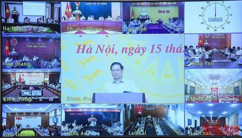 Dirigentes de las localidades asisten a la teleconferencia.