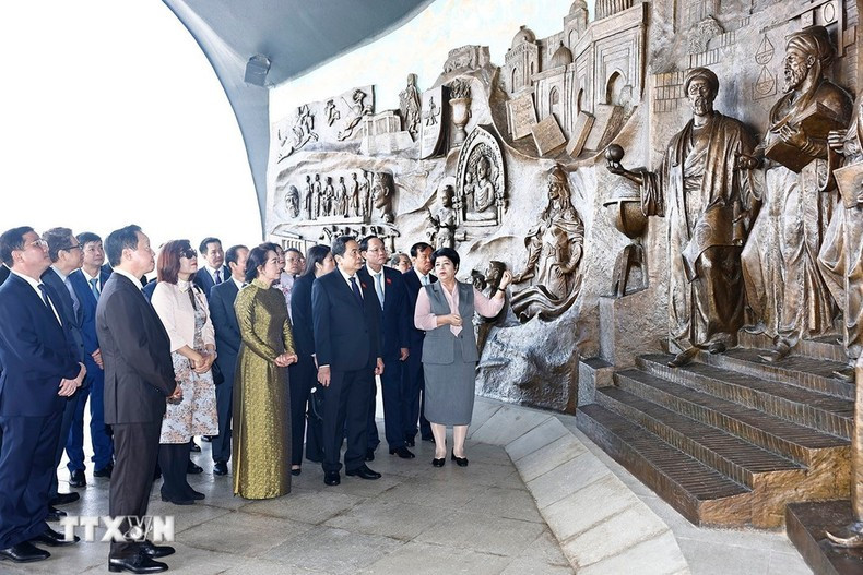 Escuchan una presentación sobre el Monumento a la Independencia. Escuchan una presentación sobre el Monumento a la Independencia.