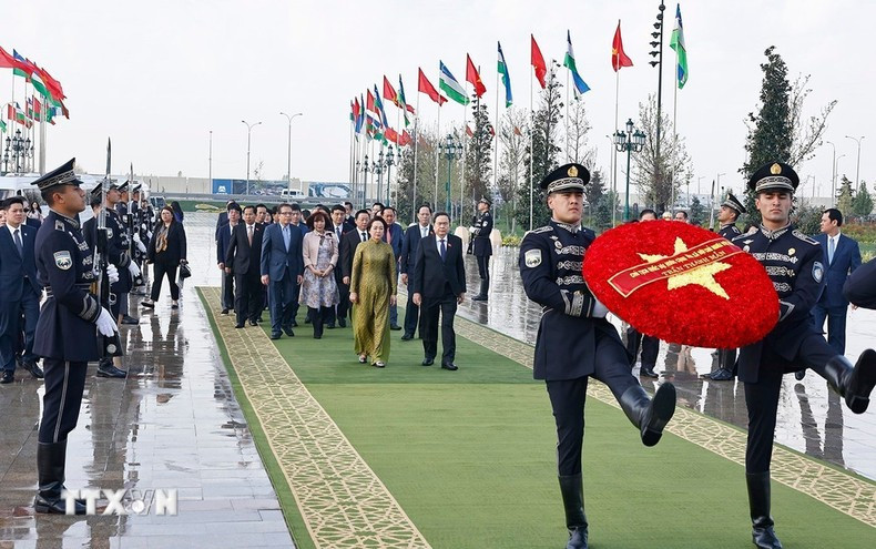 El presidente de la Asamblea Nacional de Vietnam, Tran Thanh Man, y su esposa depositan una corona de flores en el Monumento a la Independencia. El presidente de la Asamblea Nacional de Vietnam, Tran Thanh Man, y su esposa depositan una corona de flores en el Monumento a la Independencia.
